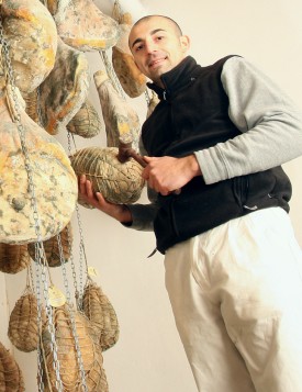 foto di Angelo Capasso accanto ai suoi salumi