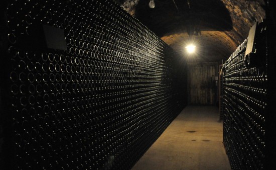 Cantine sotterranee Jacquesson con bottiglie di Champagne