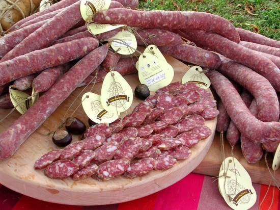 Tagliere di salame Strolghino di Squisito ottimo abbinamento con lo champagne