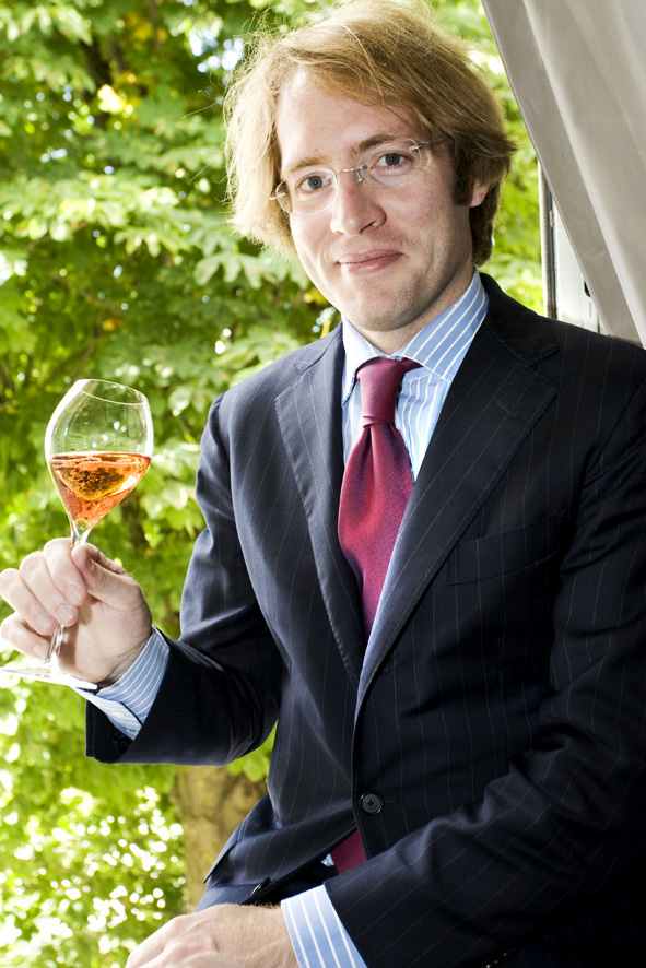 Immagine di Clovis Taittinger con in mano una coppa di champagne