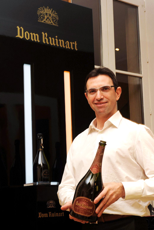Chef de cave di Ruinart Frédéric Panaïotis e una bottiglia di Champagne Ruinart