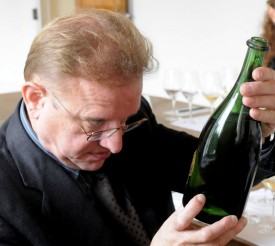 foto di Richard che osserva una vecchia bottiglia di champagne dom perignon