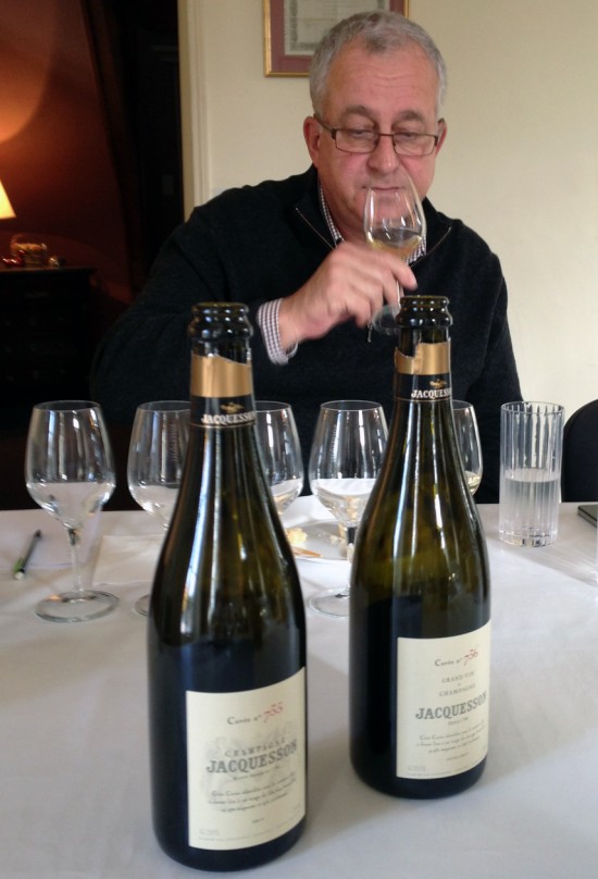 Jean-Hervé Chiquet con le ultime due Cuvée 700, la 735 e la 736.