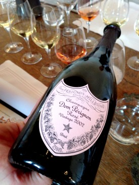 bottiglia di Dom Pérignon Rosé 2002 durante la degustazione