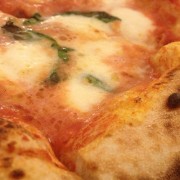 immagine di pizza margherita, ottima con champagne di classe