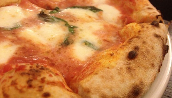 immagine di pizza margherita, ottima con champagne di classe