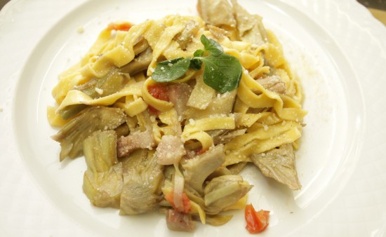 piatto di pappardelle ai carciofi romaneschi da abbinare a champagne