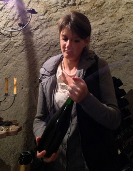 Laureen Baillette con bottiglia di champagne