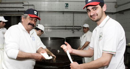 Se i consumi di Mozzarella di Bufala Campana DOP non ripartiranno rapidamente, numerosissime imprese familiari attive nel settore sono a rischio sopravvivenza: sarebbe un crimine perdere una simile eccellenza del Made in Italy per una diceria assolutamente infondata! In foto, Mimmo La Vecchia e suo figlio, titolari del caseificio Il Casolare: a parere di chi scrive, producono sicuramente una delle migliori tre mozzarelle in assoluto.