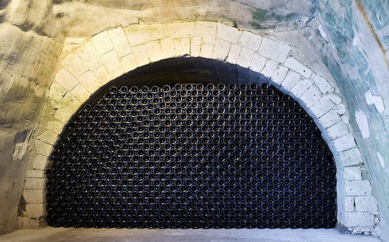 bottiglie in cantina in champagne