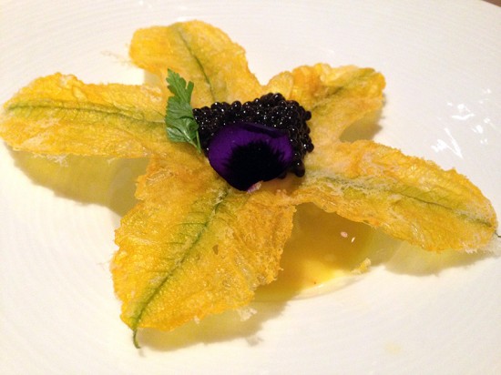 Fiore di zucca in pastella con caviale su fondo di crostacei e zafferano