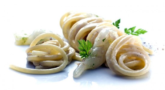 spaghetti cacio e pepe con gamberi marinati al lime