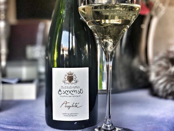 bottiglia e calice di champagne blanc de blancs argilite tarlant