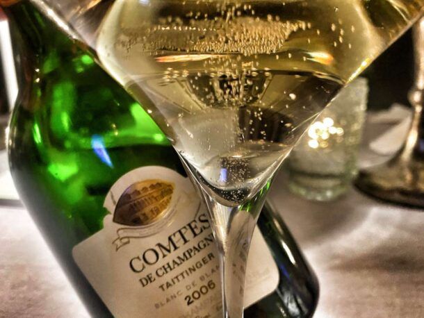 bottiglia di champagne comtes de taittinger 2006 con calice