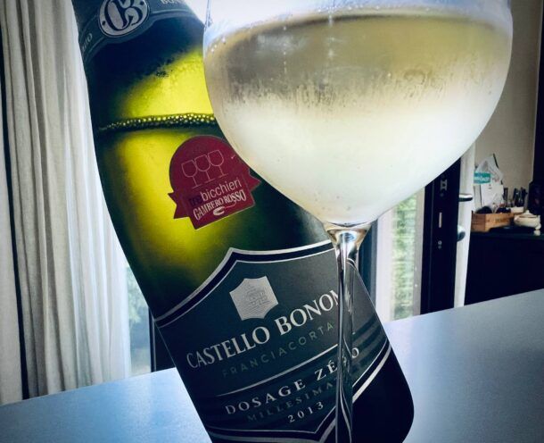 bottiglia di champagne Castello Bonomi Franciacorta, Dosage Zéro, Millesimato, 2013 DOCG e calice