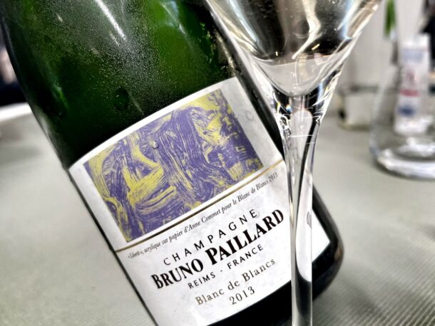 bottiglia di champane Bruno Paillard, Blanc de Blancs, 2013 con calice