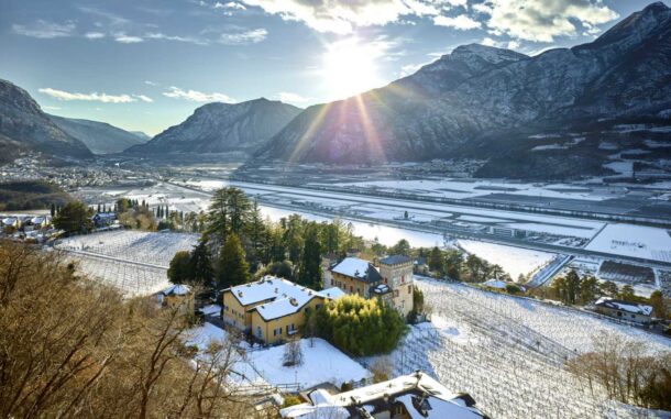 tenuta dolomis con vigne innevate viste dall'alto