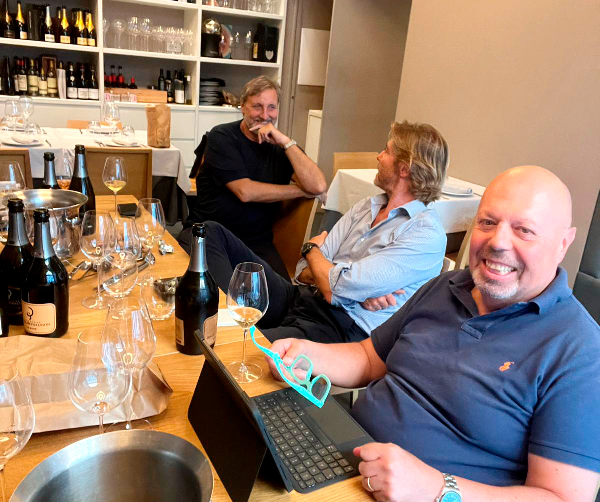 Un momento di relax durante la degustazione di Billecart-Salmon a luglio passato da Mamma Mia, il ristorante di Daniele Agosti (a Roma, zona Parioli).