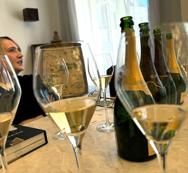 La cheffe di cave Julie Cavil durante la degustazione