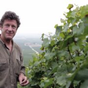 anselme selosse in posa davanti alle sue vigne