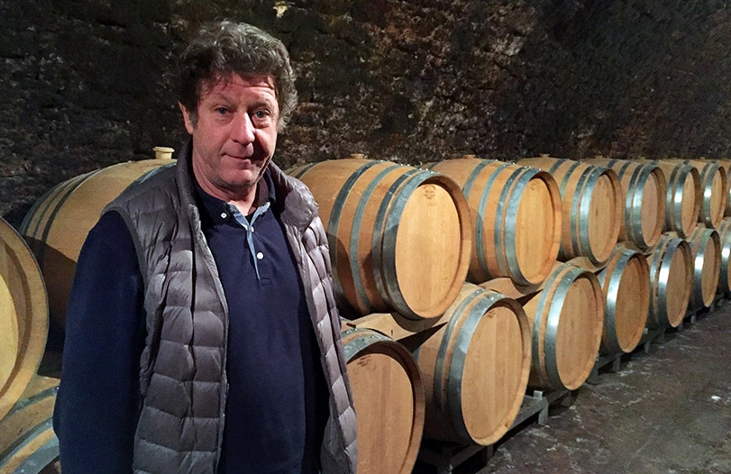 anelme selosse posa davanti alle proprie botti